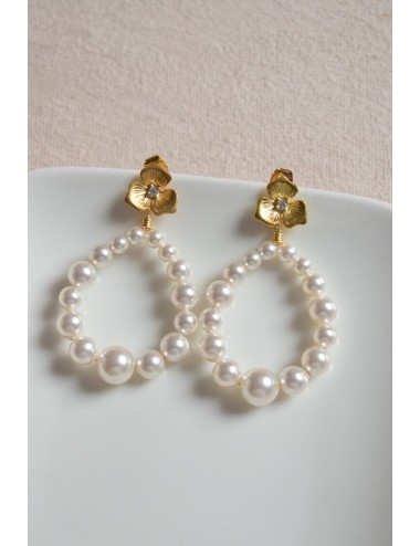 Boucles d'oreilles de mariage avec des perles nacrées blanches