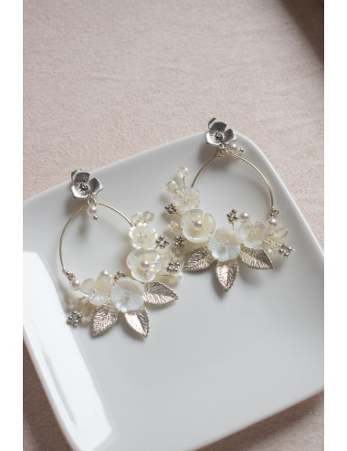 Boucles d'oreilles pour mariée, fleurs et perles nacrées.