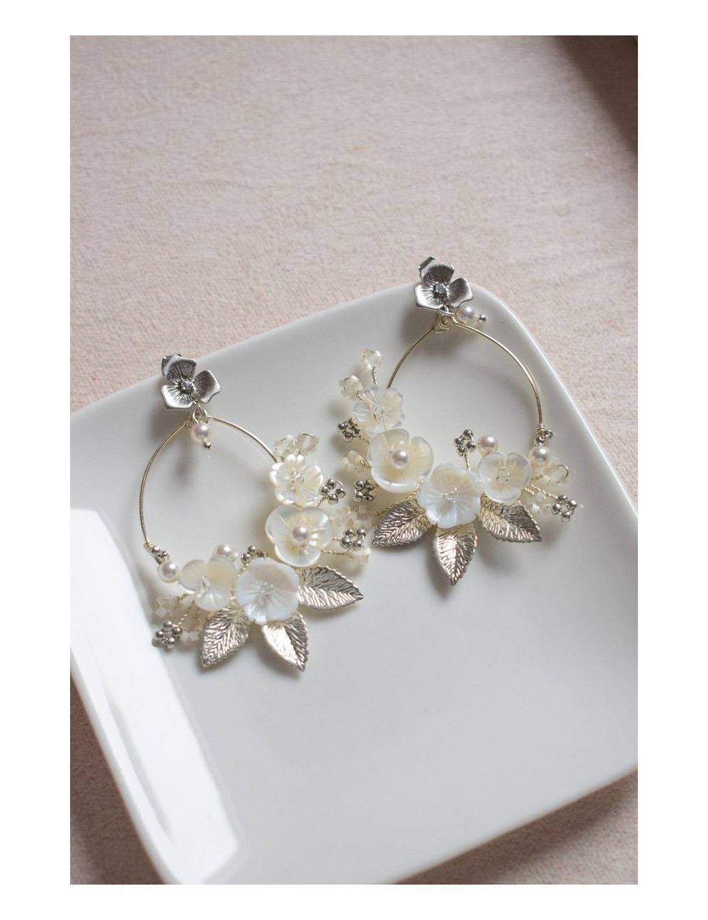 Boucles d'oreilles pour mariée, fleurs et perles nacrées.