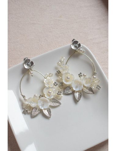 Boucles d'oreilles pour mariée, fleurs et perles nacrées.