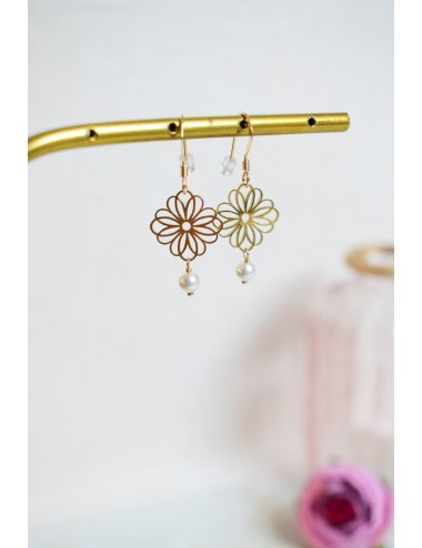 Boucles d'oreilles mariage avec des petites fleurs modèle Daisy.