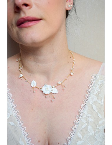 Collier de mariée romantique Julia, avec des fleurs et des perles