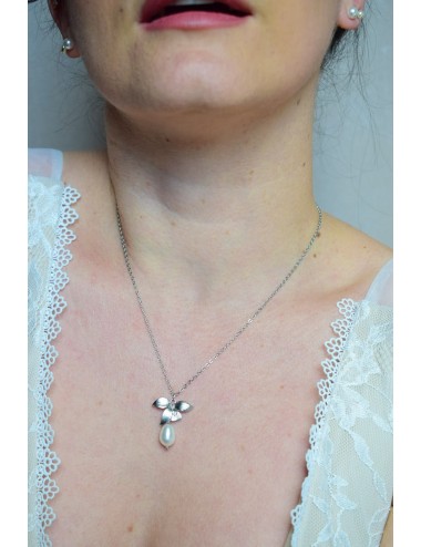 Collier de mariée Sylvia avec une fine chaine et goutte nacrée.