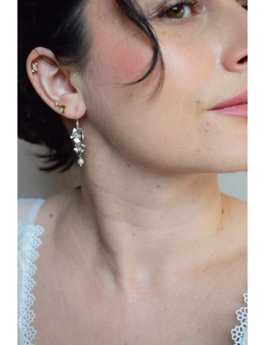 Boucles d'oreilles de mariage de style champêtre avec fleurs et perles