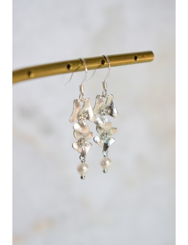 Boucles d'oreilles de mariage de style champêtre avec fleurs et perles