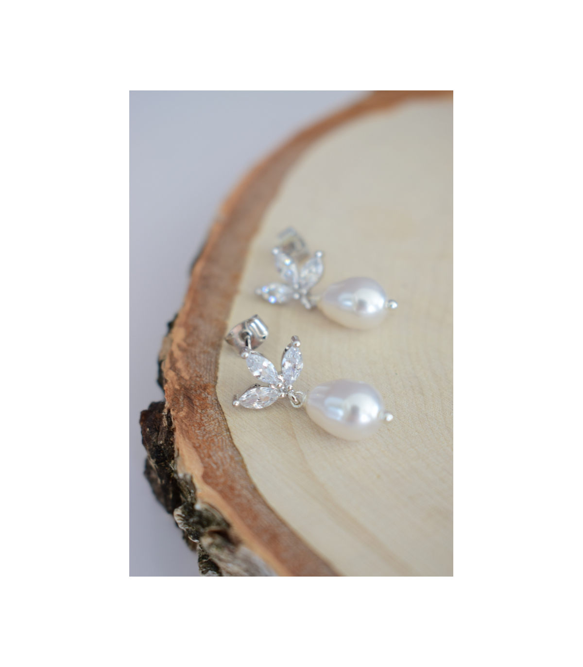 Boucles d'oreilles de mariage modèle Cassandre, goutte en perle et puces détaillées en strass, pour une mariée romantique et chi